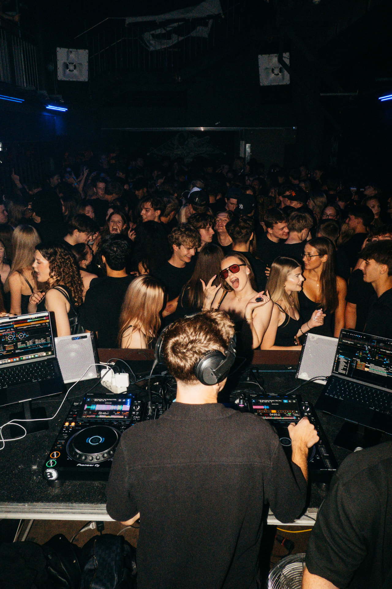 Robby Fizzy von hinten vor feiernder Club-Crowd