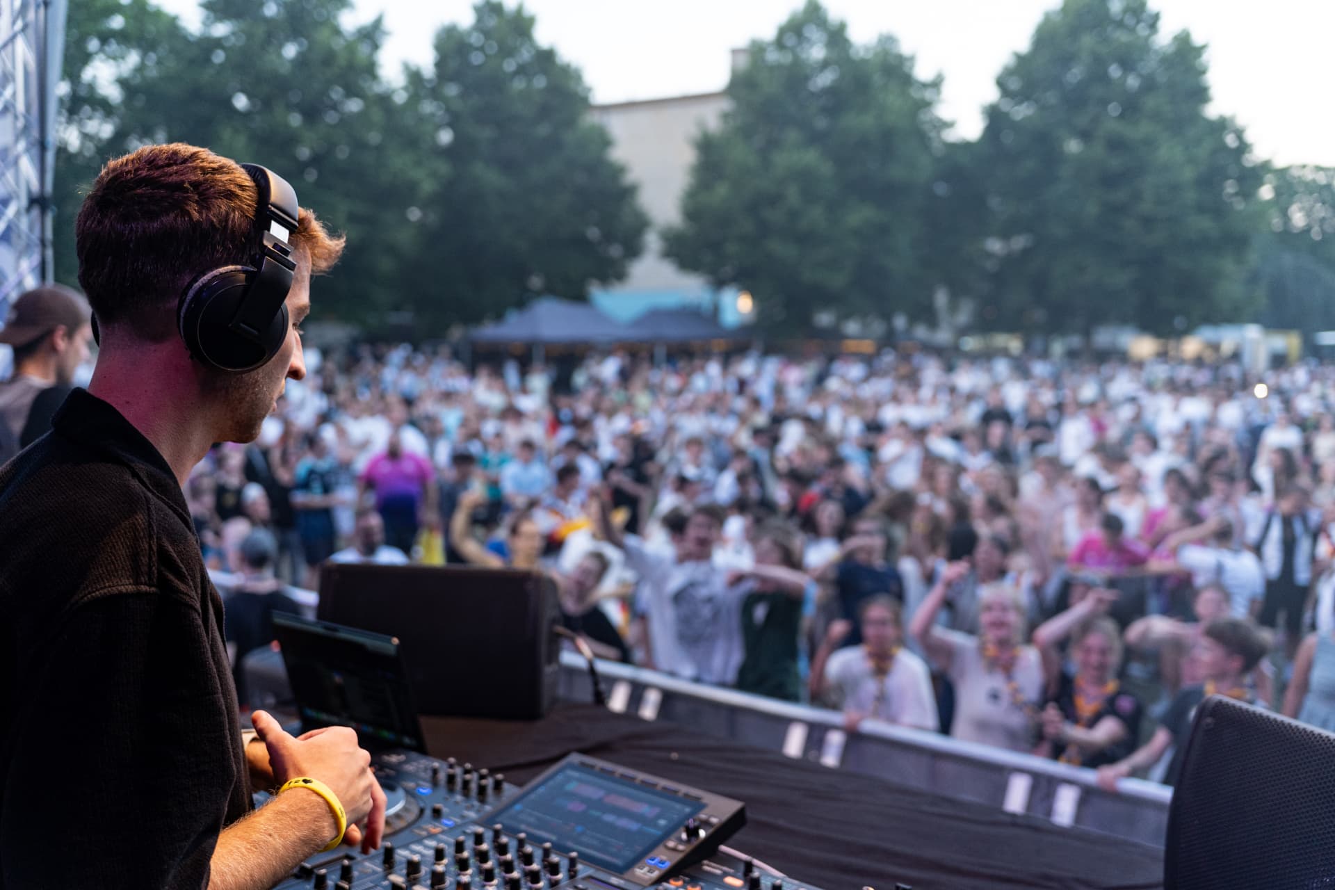 Robby Fizzy am Pult vor voller Festival-Crowd