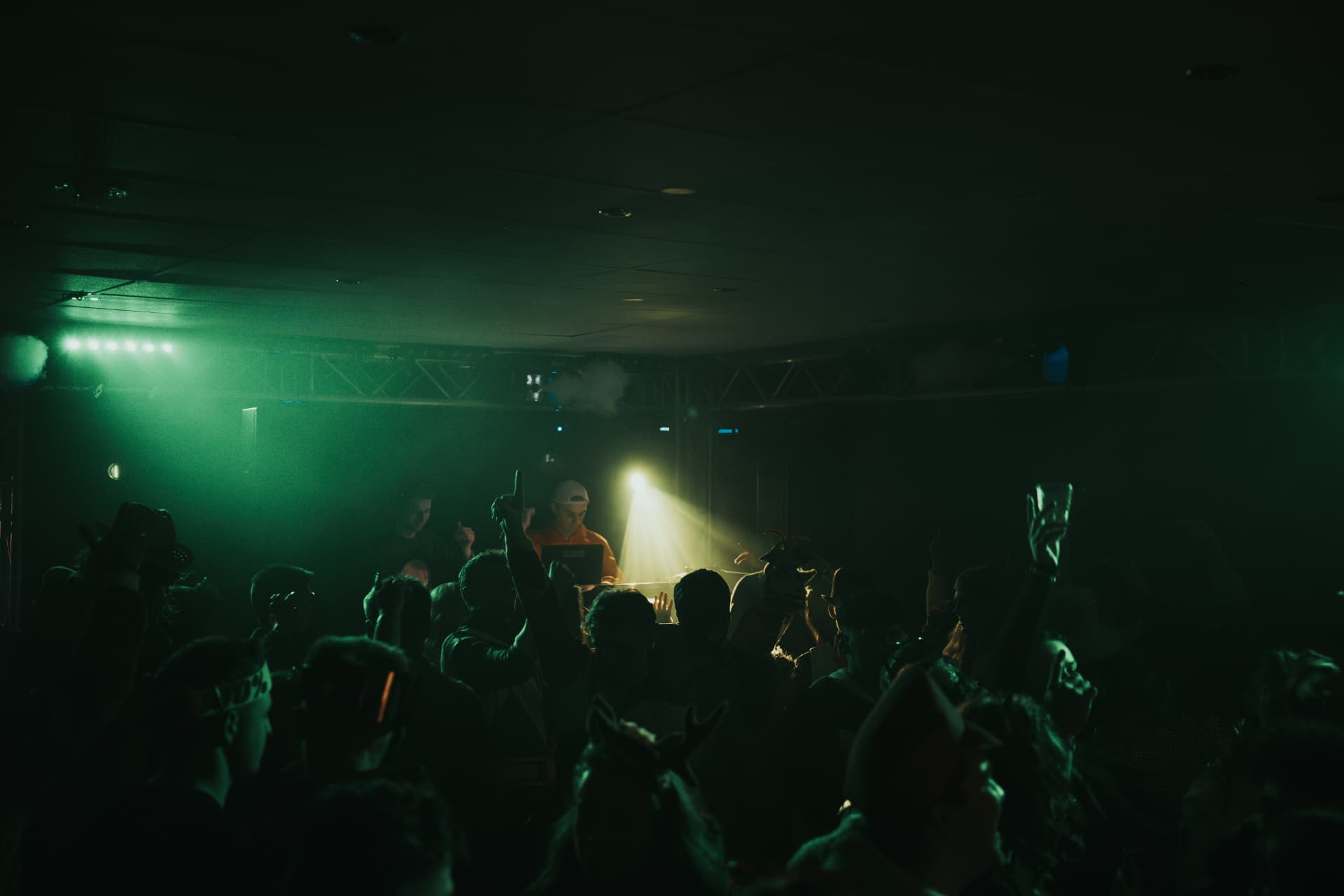 Clubnacht mit grüner Lichtstimmung und voller Tanzfläche