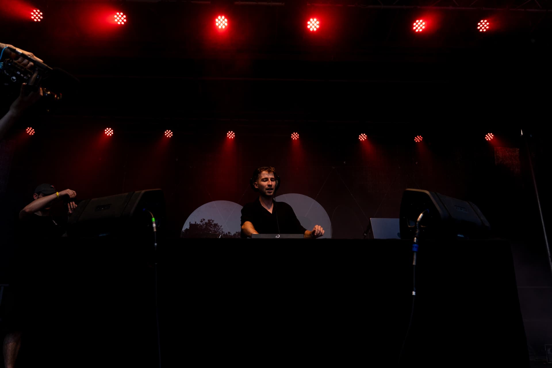Bühne im roten Licht während des Sets
